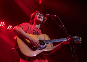 Mu Bispo volta aos palcos após três anos e abre show do Boyce Avenue em São Paulo com ingressos esgotados