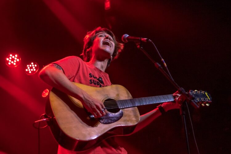 Mu Bispo volta aos palcos após três anos e abre show do Boyce Avenue em São Paulo com ingressos esgotados