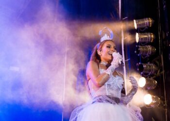 Claudia Leitte esbanja energia no São João de Caruaru