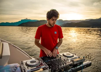 Conheça o Baila Tech, estilo criado por DJ Lucas Frota