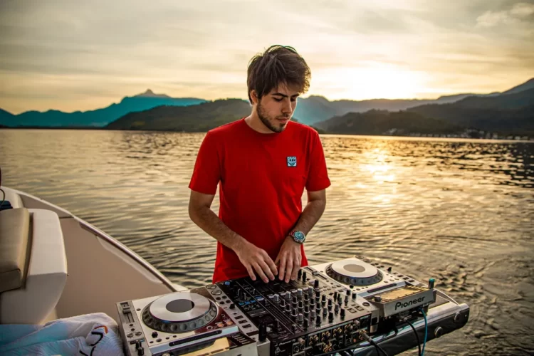 Conheça o Baila Tech, estilo criado por DJ Lucas Frota