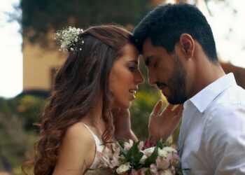 “Eterno Clichê” é o novo single da cantora e compositora Julia Fatureto