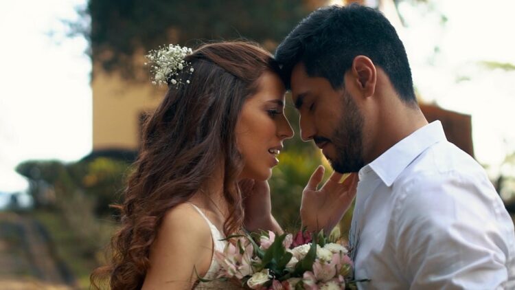 “Eterno Clichê” é o novo single da cantora e compositora Julia Fatureto