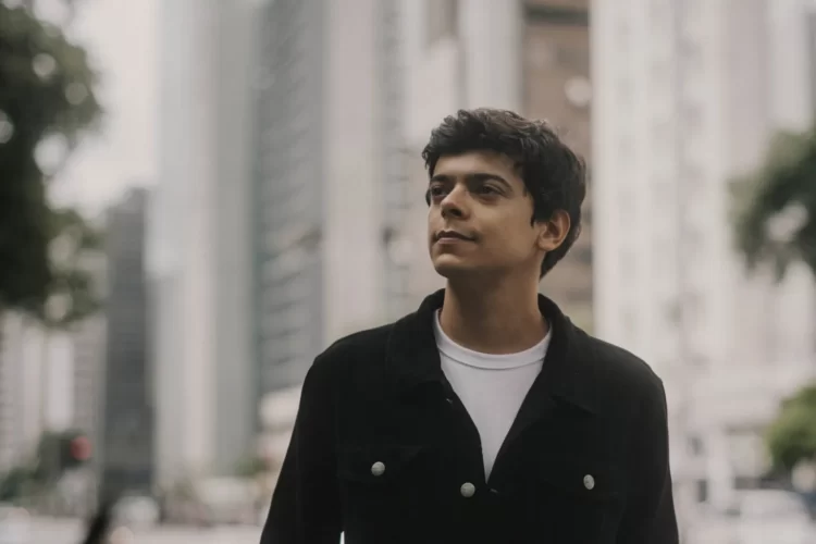 Tuca Oliveira estreia a turnê “Esse Momento” no Rio de Janeiro