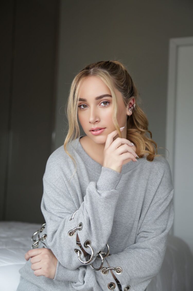 Manola lança “Sexta-Feira”, música que fala sobre as possibilidades do final de semana