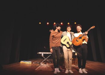 Famosos se reunem em estreia de turnê de Tuca Oliveira no Rio