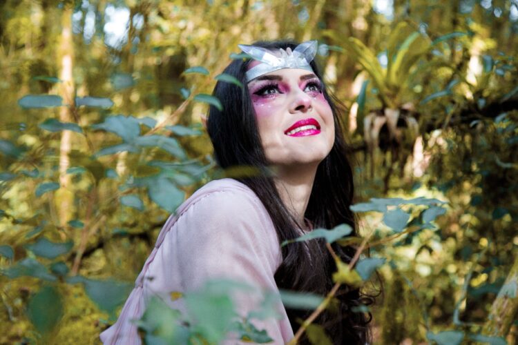 Sylvestra Bianchi fala sobre esperança e cura emocional em seu novo single “Adoça a Alma”