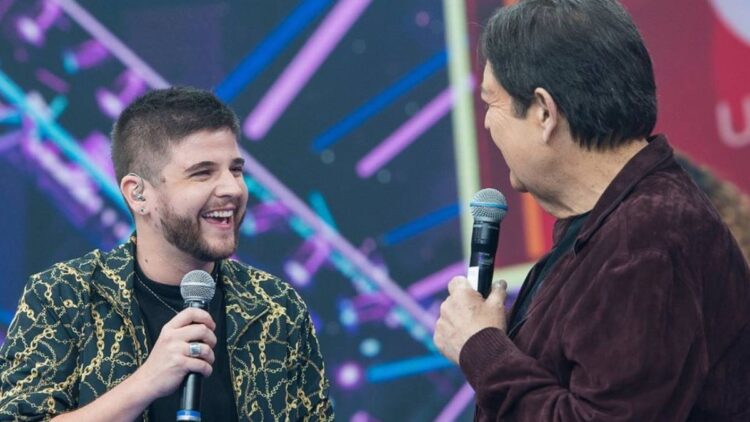 Faustão na Band: Arthurzinho canta “Entre Tapas e Beijos” em sua primeira apresentação no quadro “A Hora da Decisão”