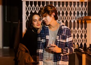 Mu Bispo lança o single duplo “Menor Que Três” com produção própria