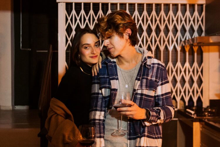 Mu Bispo lança o single duplo “Menor Que Três” com produção própria