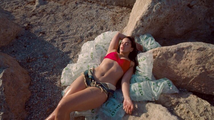Rosalía curte o verão no clipe de “Despechá”