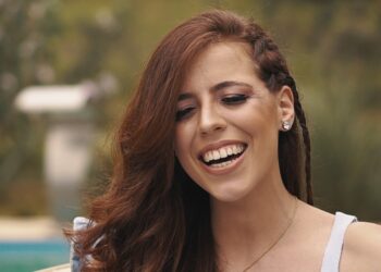 Julia Fatureto lança seu primeiro EP da carreira, “Cartas Pra Mim”