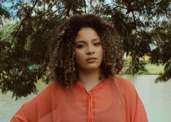 Jovem compositora revelação Brenda Mota fala sobre processos pessoais e busca pelo equilíbrio em “Pássaro da Montanha”