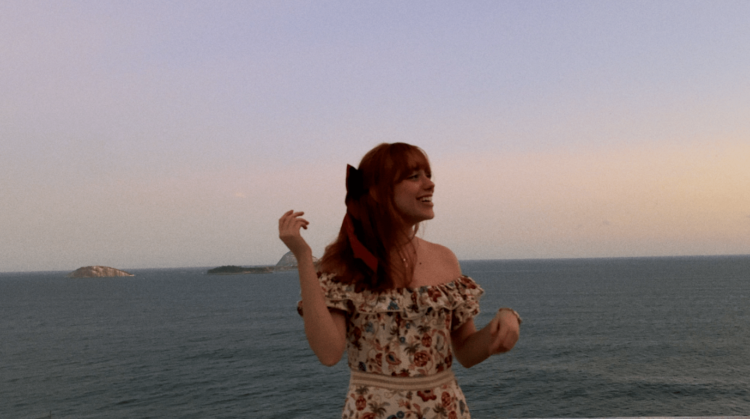 Lulu Silvério  traz uma estética de pop leve guiada por uma voz serena e calma, na faixa ‘Primeiro Lugar’