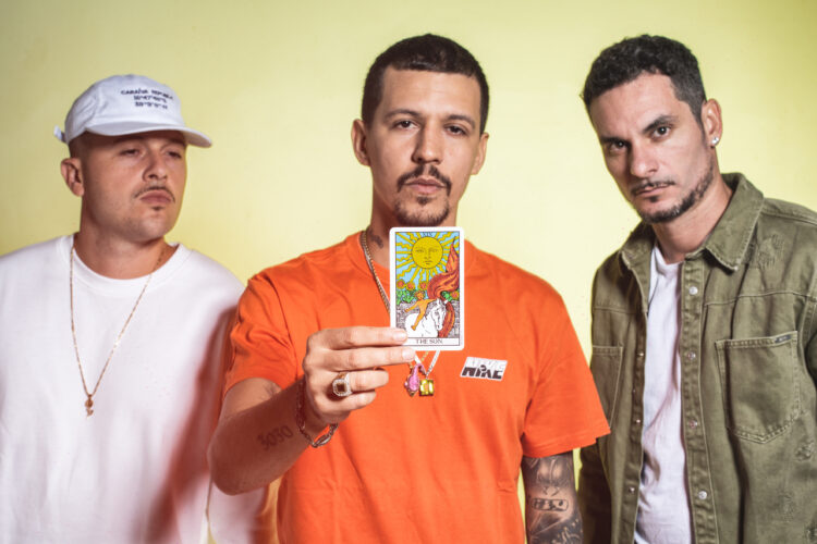 Depois de dois anos, trio de rap 3030 lança novo álbum “Arcano 19”