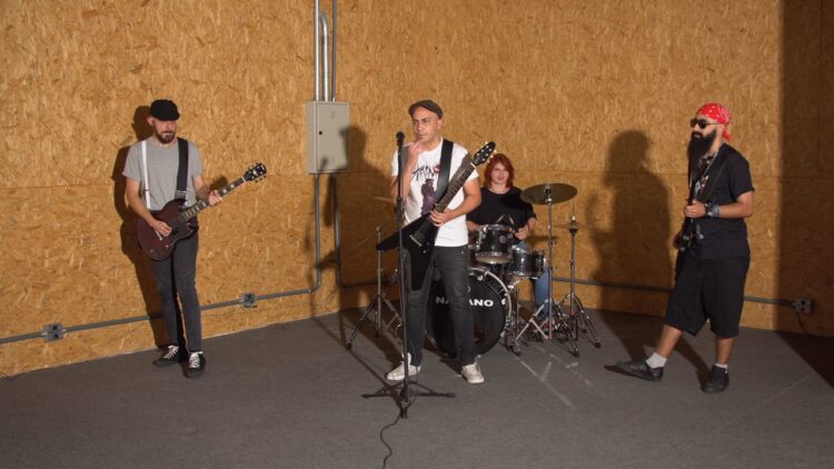 Banda Skarno fala sobre superação e crises existenciais no novo single, “120 Por Hora”