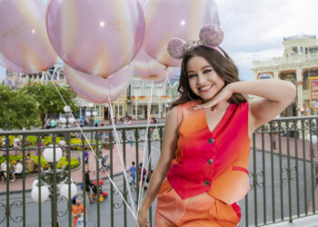 Karol Sevilla interpreta música tema da campanha de Disney Princesa no Walt Disney Resort; veja fotos