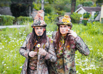 Duo brasileiro MadHouse se redescobre e lança o eletropop “Maria”