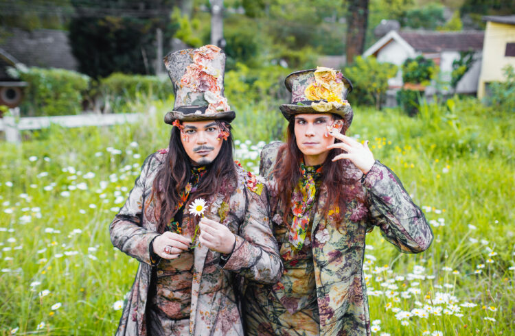 Duo brasileiro MadHouse se redescobre e lança o eletropop “Maria”