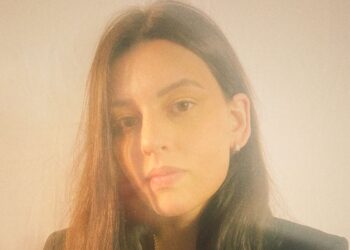 Julia Smith lança “Tudo Vai Passar” e inicia nova era na carreira