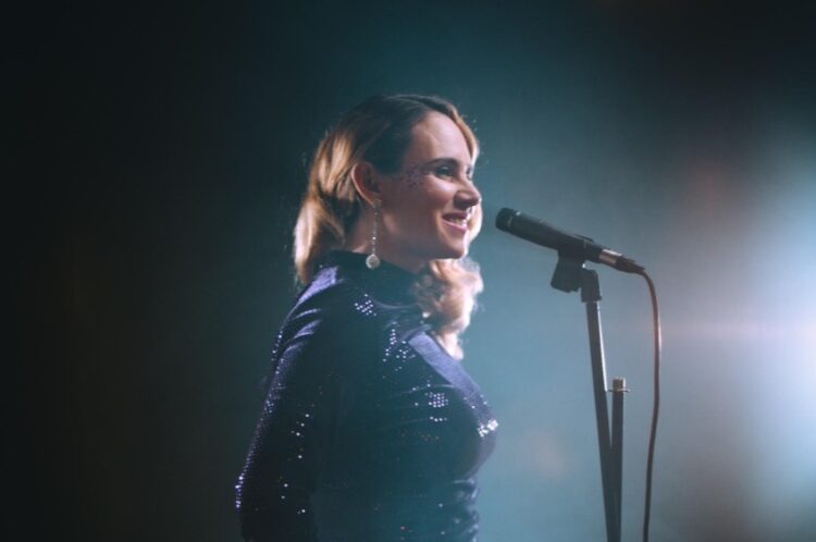 Flavia Alves apresenta o segundo show da turnê “Tropicalize! O Baile”, no próximo sábado (24)