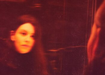 Julia Smith lança “Meu Erro”, segundo single da nova era