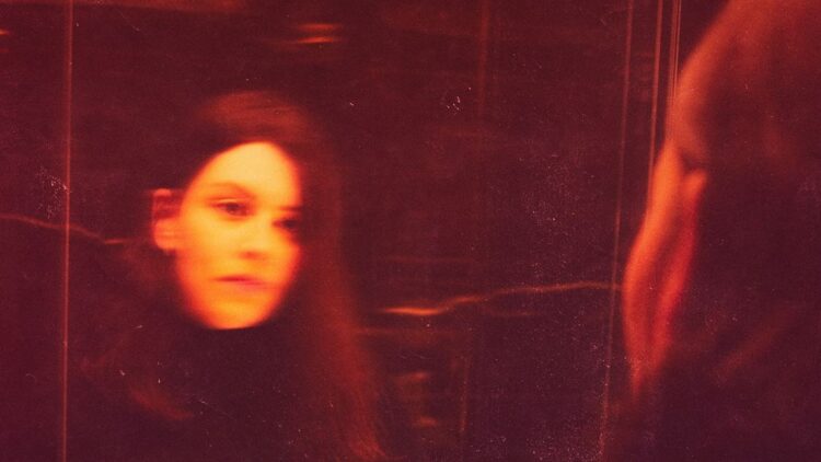 Julia Smith lança “Meu Erro”, segundo single da nova era