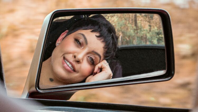 “Música para recomeços”: Kell Smith lança single no setembro amarelo