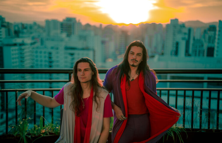 Duo brasileiro MadHouse lança “Fly Away (Pra Onde For)”, single inspirado em histórias pessoais