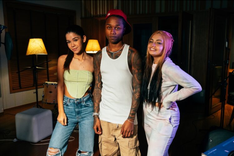 Trakinas, Tília e Carolzinha lançam clipe de “Tá Tarada” versão remix