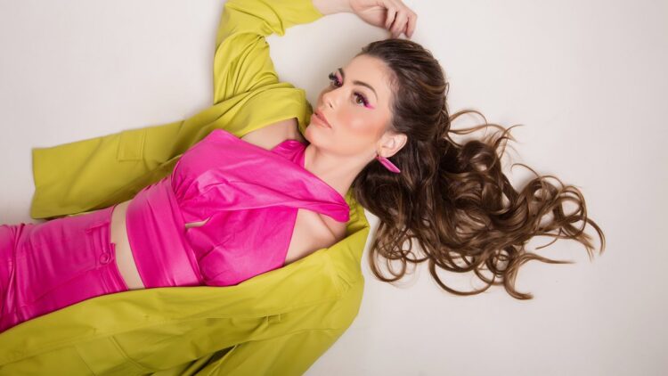 Karyn Garcia lança “Meia Saudade”, seu primeiro single pela Alma Music