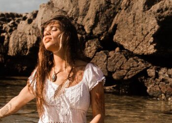 Bia Sabino lança “Espiral”, seu novo single, após anos sem divulgar música