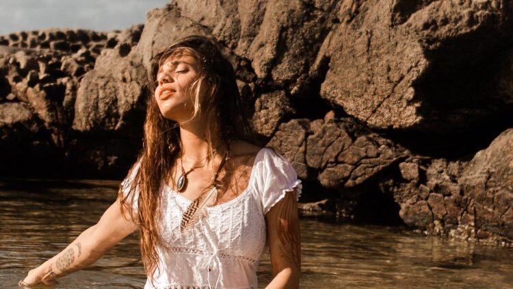 Bia Sabino lança “Espiral”, seu novo single, após anos sem divulgar música