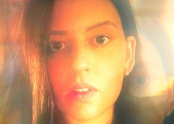 Julia Smith lança “Espelho”, seu novo álbum