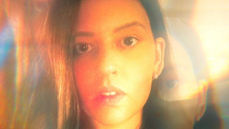 Julia Smith lança “Espelho”, seu novo álbum