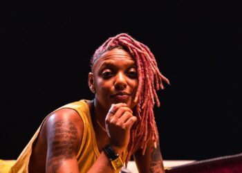 Bia Ferreira lança “Dois Dedim” e inicia nova fase em sua carreira