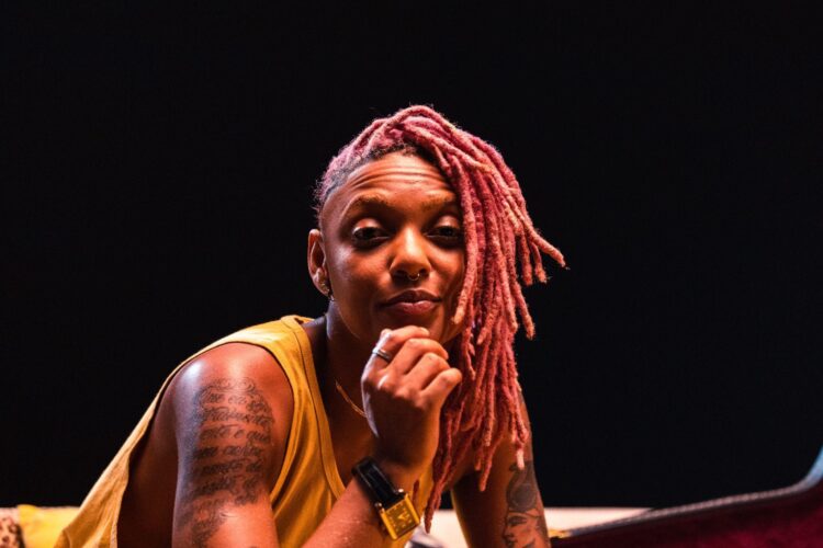 Bia Ferreira lança “Dois Dedim” e inicia nova fase em sua carreira