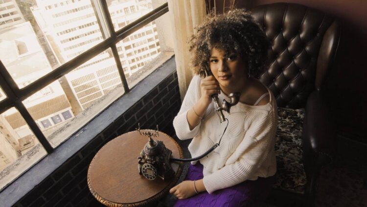 Brenda Mota lança mais um single pela Marã Música