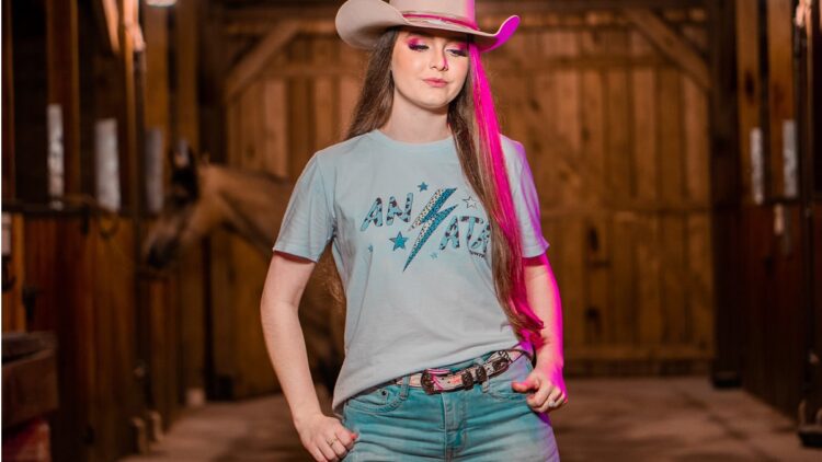 “Barbie de Chapéu”: Jessica Mendez inova ao lançar música