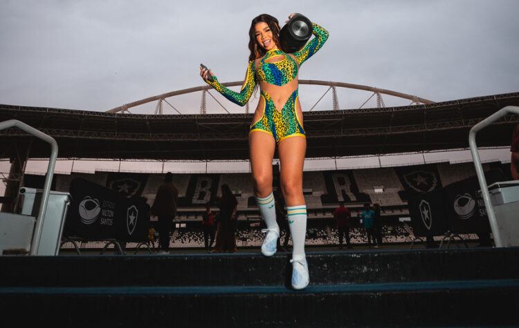 Em clima de copa do mundo, Tília lança o single “Camisa 10”