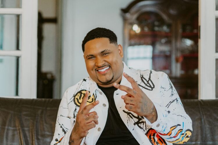 Kevin O Chris aposta em 130BPM e resgata suas raízes no álbum “Tamborzão Raiz”