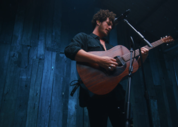 Bryan Behr surpreende com performance ao vivo de “Nada Vale o Preço” para o VEVO Sessions