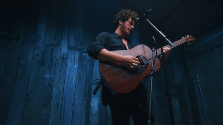 Bryan Behr surpreende com performance ao vivo de “Nada Vale o Preço” para o VEVO Sessions