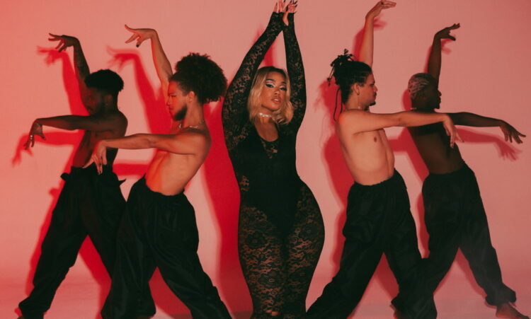 Com referências da Beyonce, Ana Flávia lança cover da Glória Groove para comemorar aniversário. Assista!￼