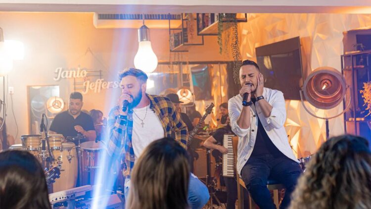Dupla Jânio & Jefferson lança “Invejoso”, último single do projeto “Ao Vivo em Goiânia”