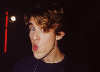 Mu Bispo flerta com os anos 80 e 90 no projeto mais ambicioso de sua carreira: “96′ Live in Studio”￼