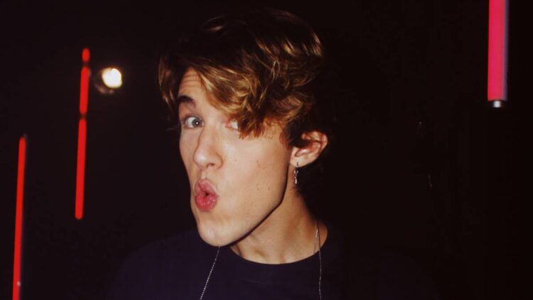 Mu Bispo flerta com os anos 80 e 90 no projeto mais ambicioso de sua carreira: “96′ Live in Studio”