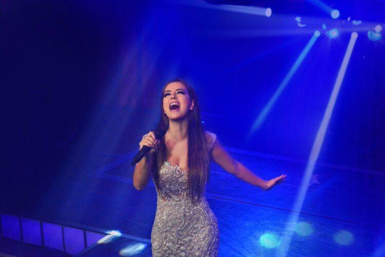 Musical ‘Uma Saudação a Celine Dion’ reestreia nova turnê no Rio de Janeiro e Em São Paulo, com Lí Martins