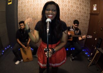 Duda Santos lança vídeo de performance acústica de “Desculpa pra falar de você”