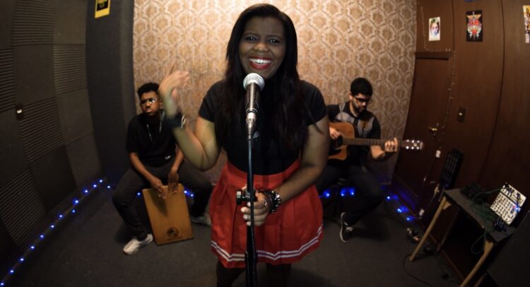 Duda Santos lança vídeo de performance acústica de “Desculpa pra falar de você”